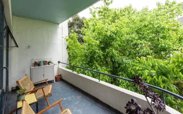 Mid-century 1 Bedroom Apartment on Albert Park With Parking