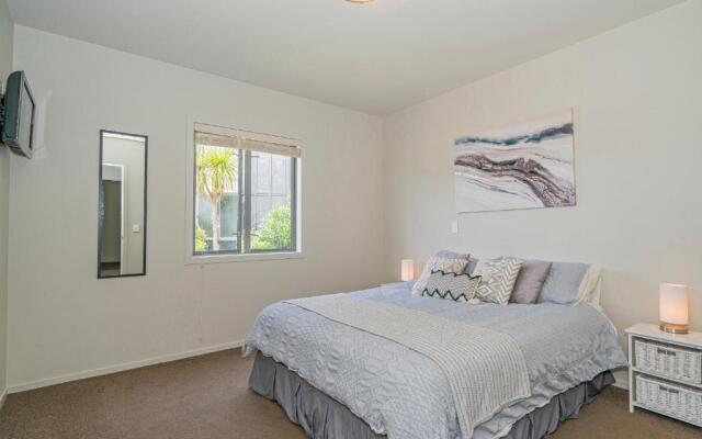 Lakeside Villa Retreat - Matarangi Downstairs Holiday Unit