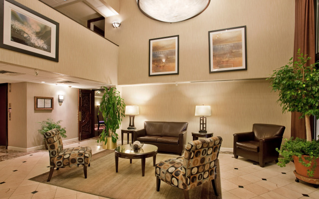 DoubleTree by Hilton St. Louis Airport