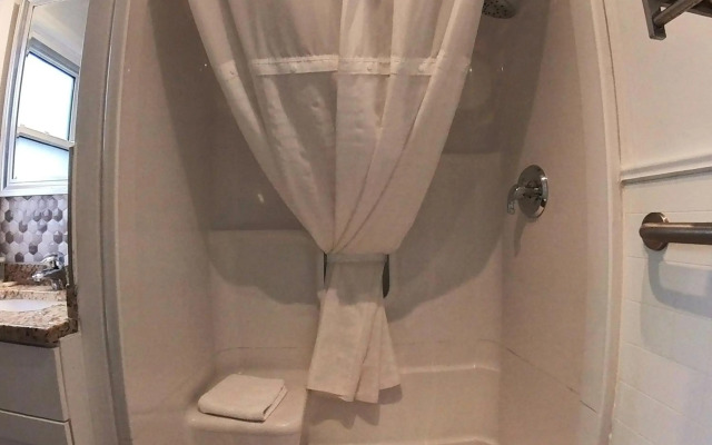 Moonlight Inn and Suites