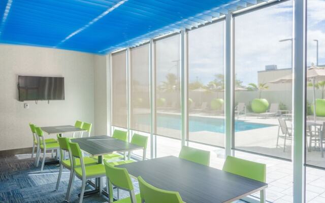 Holiday Inn Express & Suites Miami Airport East, an IHG Hotel