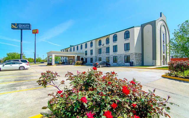 Quality Inn & Suites Near Tanger Outlet Mall, LA