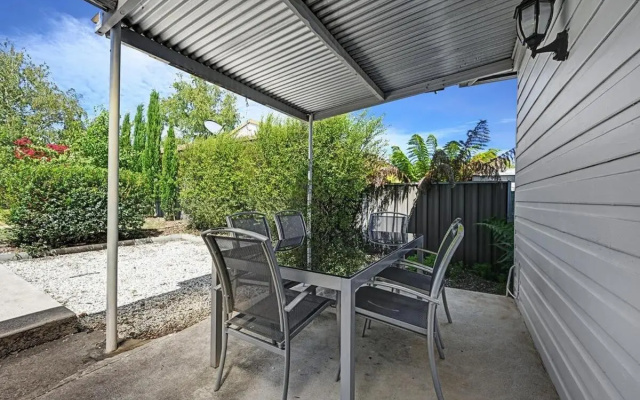 Bindi Cottage, Spacious & Unique, Opposite Pool – Outside – Orange