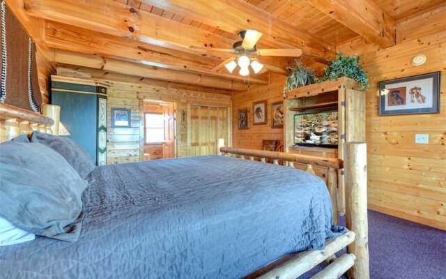 Mountaintop Lodge - Eight Bedroom Cabin