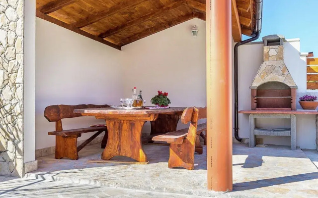 Apartment in Private House With Shared Pool