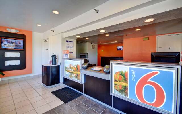 Motel 6 Windsor Locks, CT - Hartford