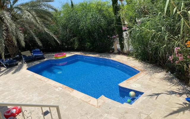 Villa Neyla Four bedroom Beach front Coral Bay
