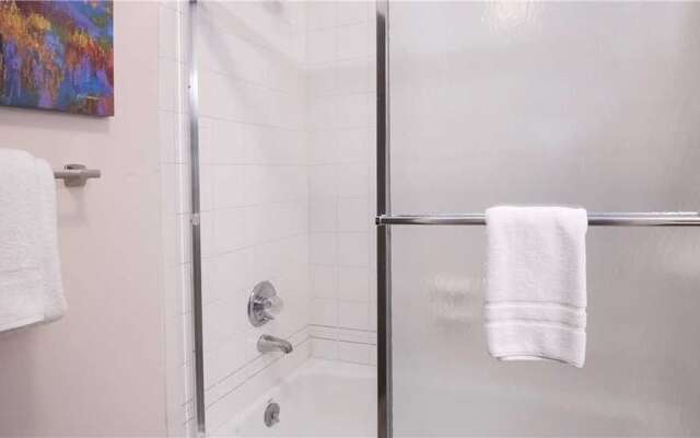 Townsend Place A106 1 Bedroom Condo by Redawning