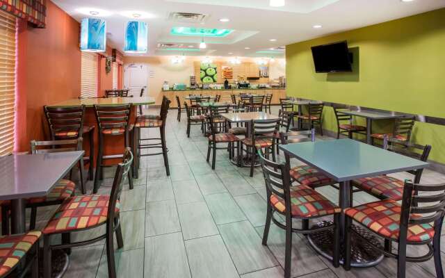 La Quinta Inn & Suites by Wyndham Rochester Mayo Clinic S