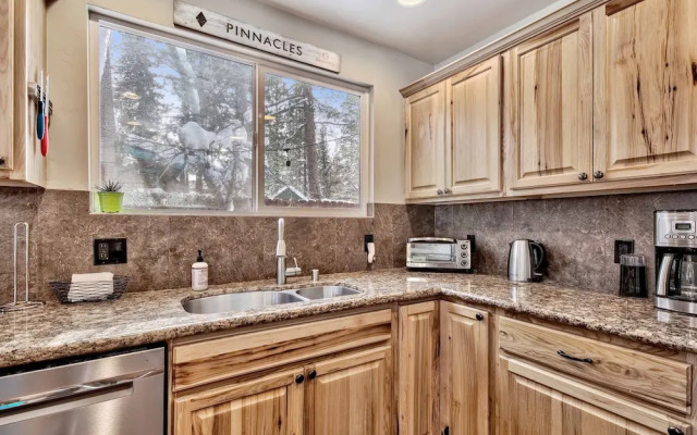 Dancing Bear Cabin Pet Friendly, Sleeps 4, Totally Cute!