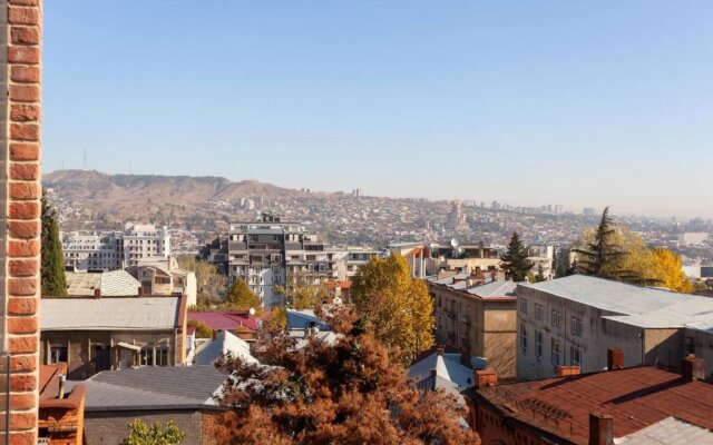 Spacious 3Br Apartment With 2 Balconies In Old Tbilisi
