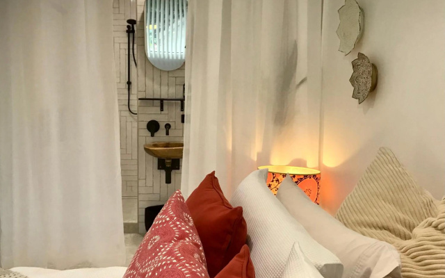 LILY LAMOND, T/House, outdoor shower, 5 min walk to the ocean, Airlie Beach – Guest Rooms – Airlie Beach