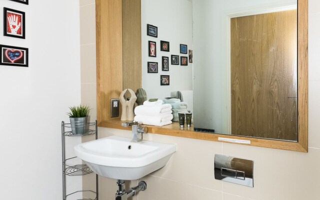 Modern Muscians 2BR Flat in Greenwich