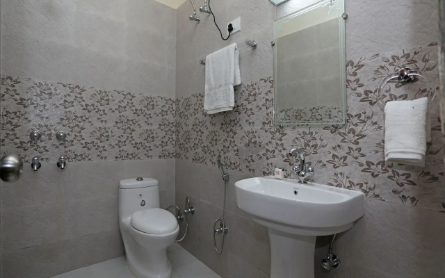 OYO 9275 Hotel Royal Inn