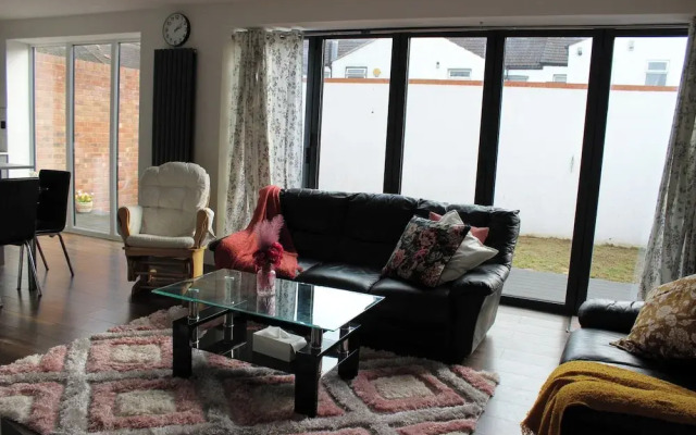Contemporary 2bed House With Parking