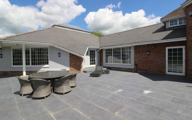 Beautiful Family Home With 42ft Pool & Cinema Room