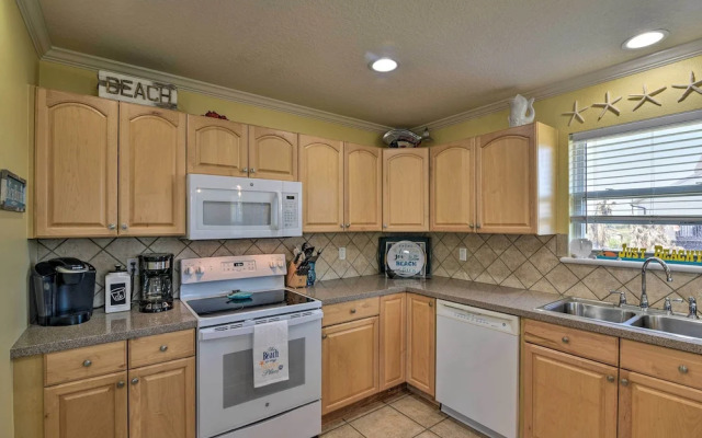 Walk to Galveston Beach: Pet-friendly Home
