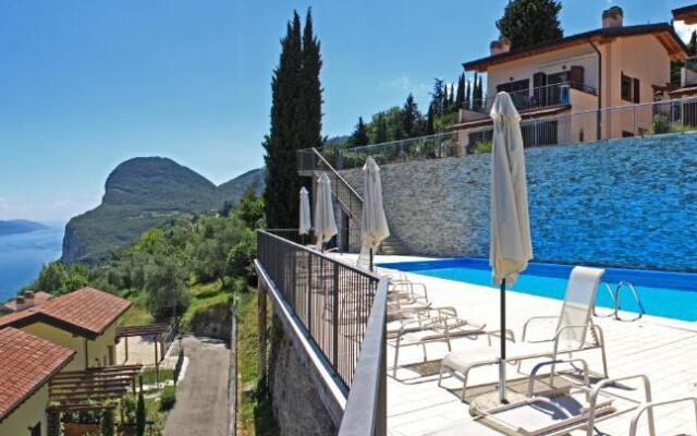 La Quiete 30 Lake view apartment by Gardadomusmea