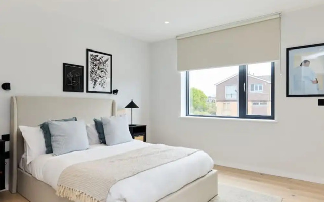 The Brondesbury Hideaway - Stylish 3bdr Flat With Balcony Parking