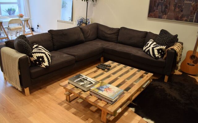 Arty 1 Bedroom Apartment in Camberwell Sleeps 2