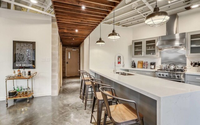 Penthouse 2br/2ba in Warehouse Dist. by Domio
