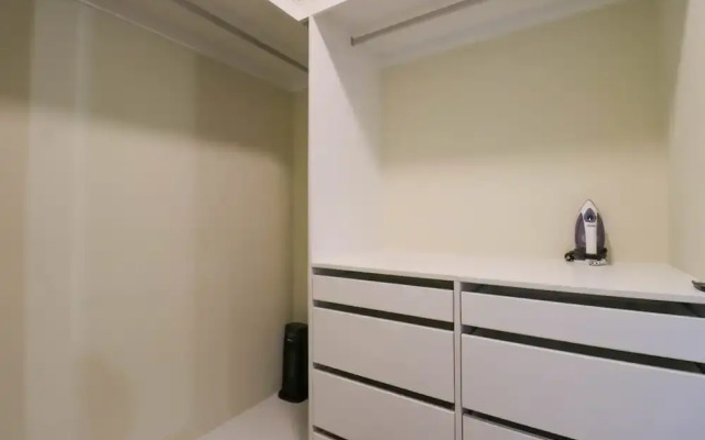 w Glorious 2BR w Perfect Balcony Near Kennedy Park