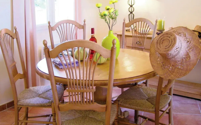 Semi-detached villa with dishwasher, close to the village