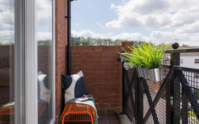 Stylish 2 Bed Flat Near Station, Parking, Sleeps 6
