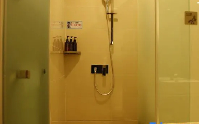 YiYueShangHe Hotel (Linqu Quanfu yuan Zhongbai building shop – Bathroom – Weifang