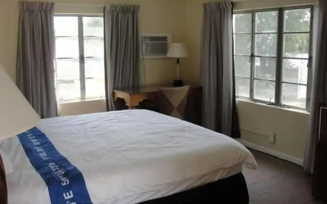 Holiday House Motel