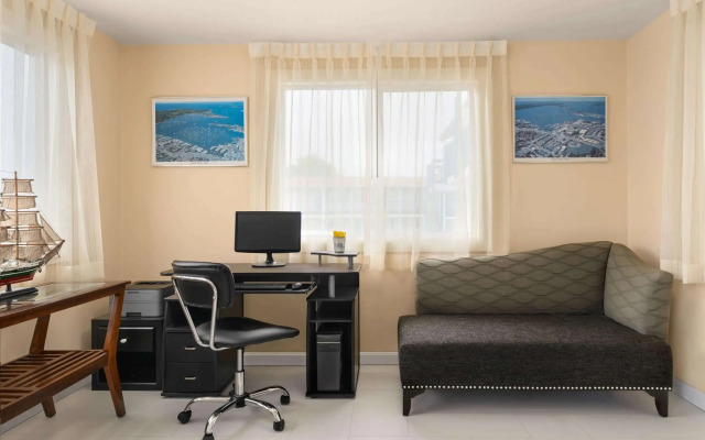 Days Inn by Wyndham Middletown/Newport Area