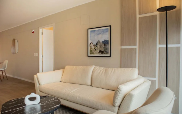 w Elegant 2BR Apartment in Miraflores Steps From Larcomar