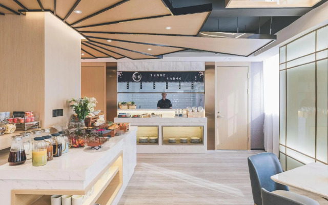 Elong Hotel Shanghai Pudong Jinqiao LaLaport。