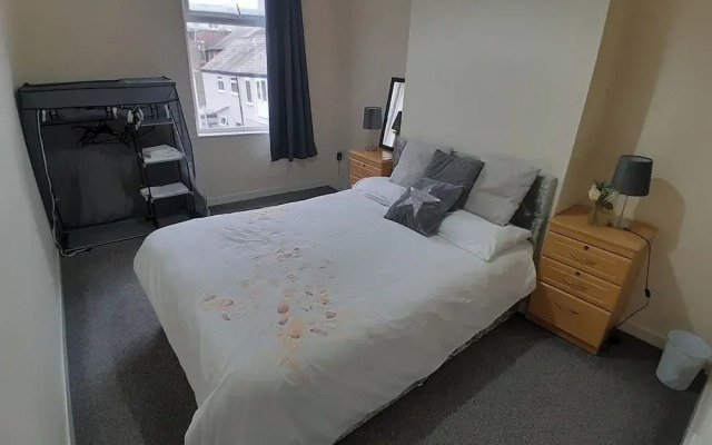 Blackpool - 2-beds - Sleeps 5 - Pet Friendly