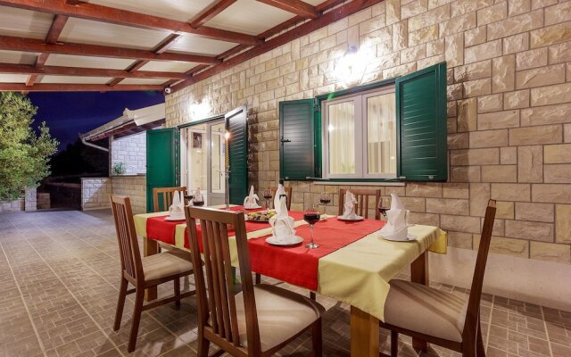 Beachfront Luxury Villa w. Pool & Large Garden