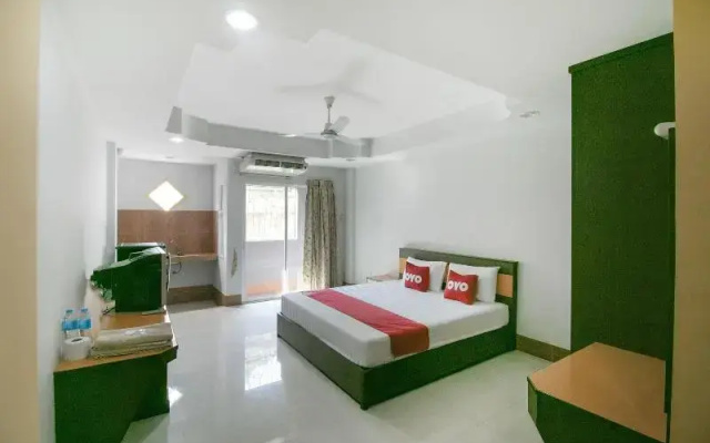OYO 75387 4 Men Court