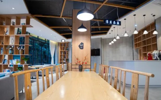 Danzhou Guanlan Shangpin International Hotel
