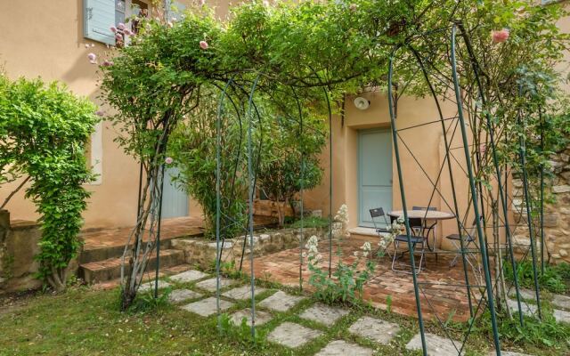 Secluded Holiday Home in Rustrel With Swimming Pool