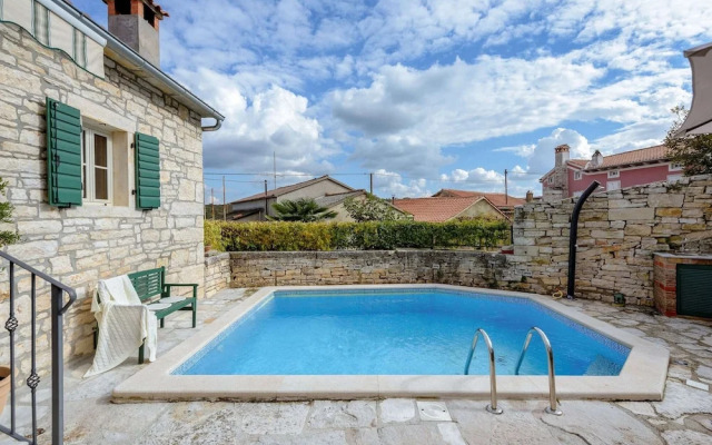 Lovely Stone House With Private Swimming Pool