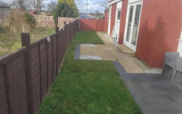 1br-garden-parking-pets-10 Mins to Beach