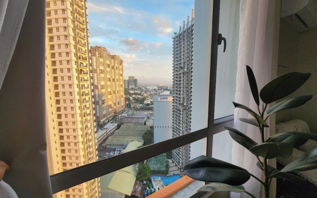 Cozy 1BR Condo in Mandaluyong City With City Skyline View