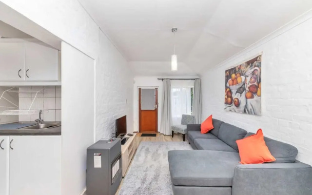 Peaceful 1BD Flat w/ Private Gardenrondebosch
