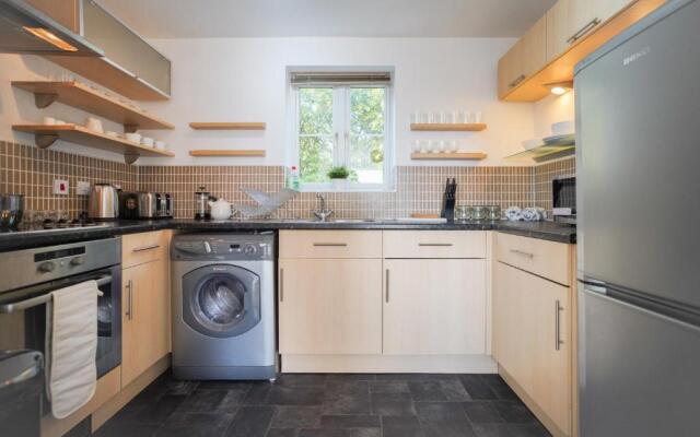 Rowsby Court - Stylish Apartment with Private Parking