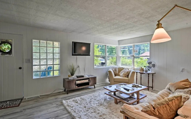 Stylish Dog-friendly Bungalow: Steps to Elk Lake
