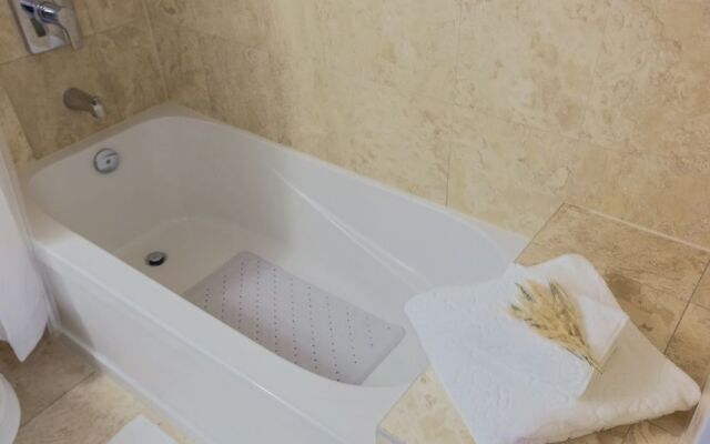 Noel Suites - York and Bremner