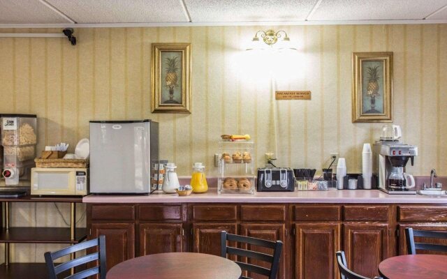 Econo Lodge Inn & Suites