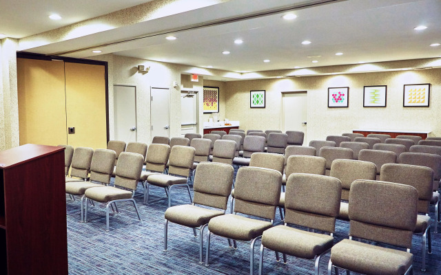 Holiday Inn Express & Suites Corona by IHG