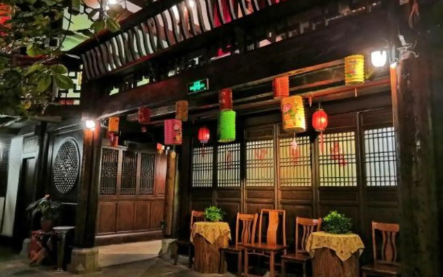 Langzhong Hou Family Courtyard Inn