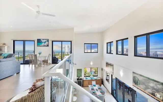 Pinnacle Penthouse Escape Panoramic Views Pool