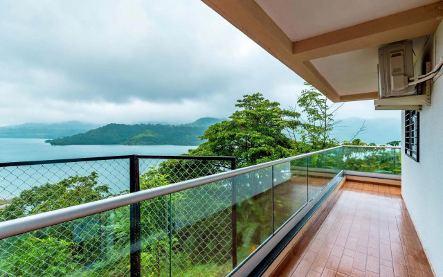 SaffronStays Riverdale, Mulshi - Lakefront villa with pool and mountain view